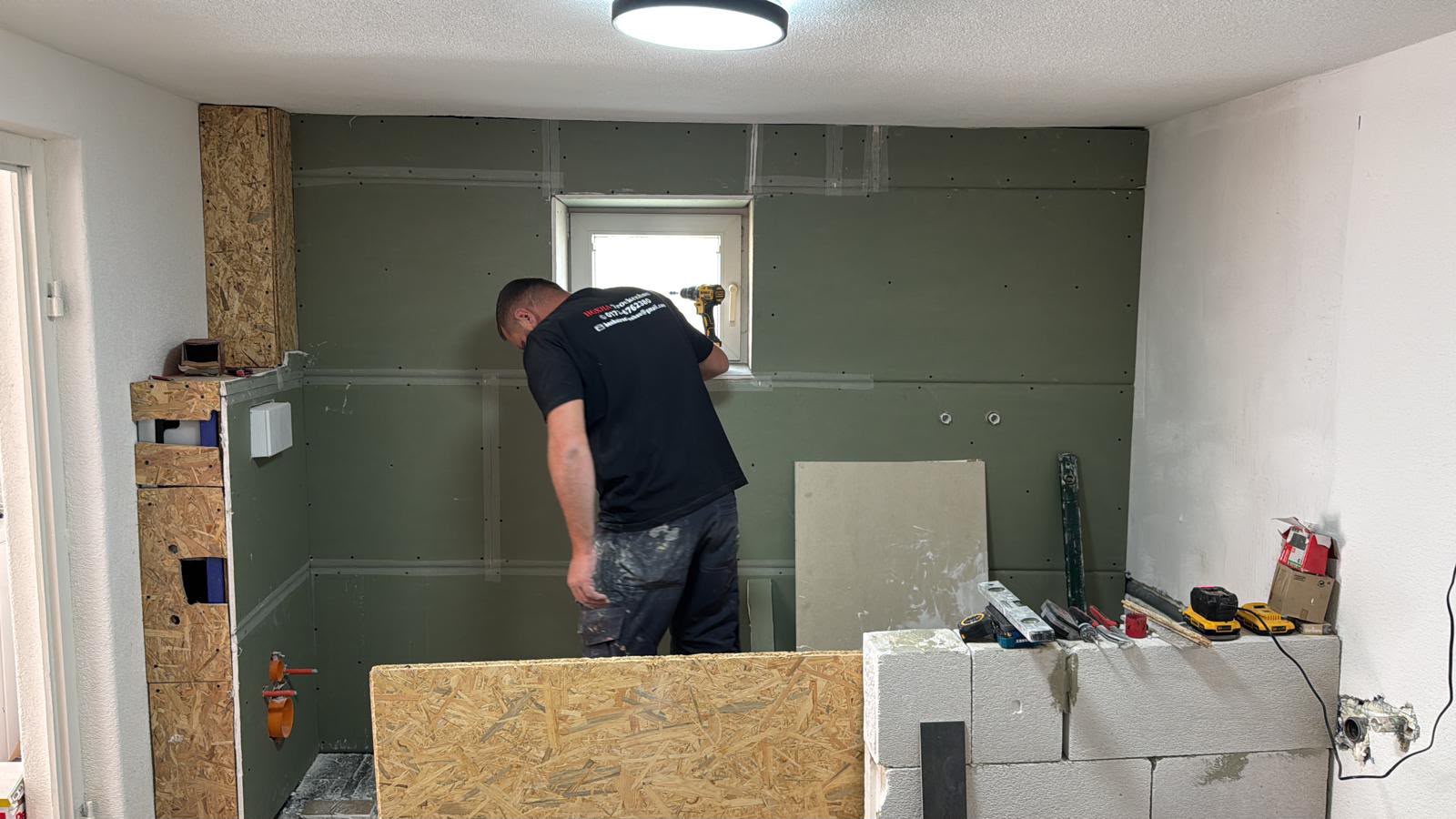D.H Innenausbau bei der Montage einer Innenwand