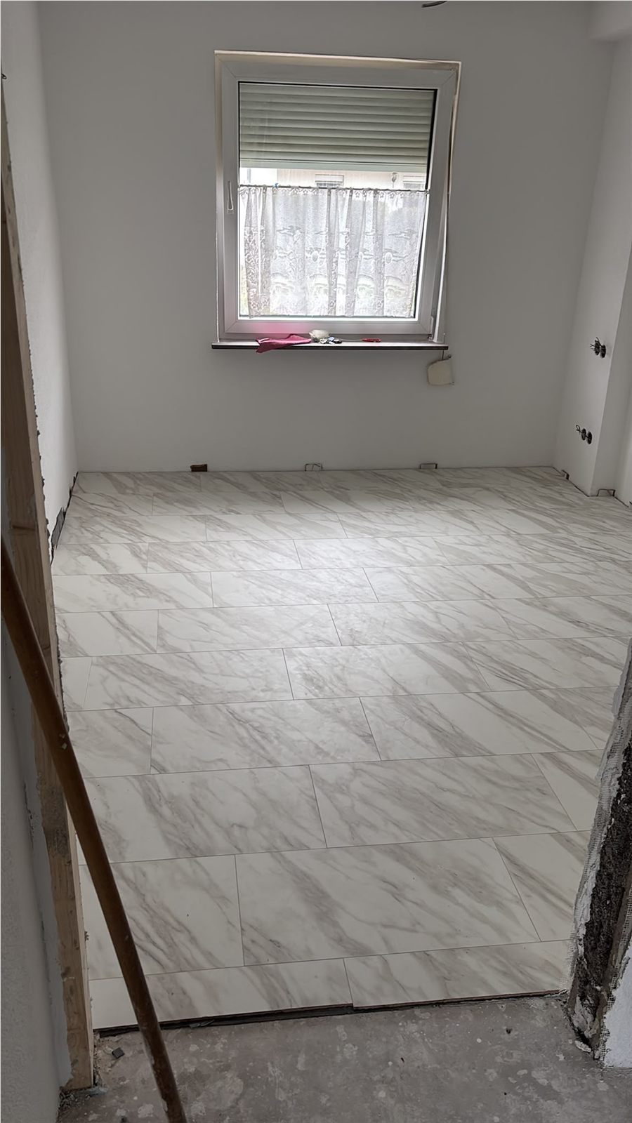 Fertig verlegter heller Boden in einem renovierten Raum