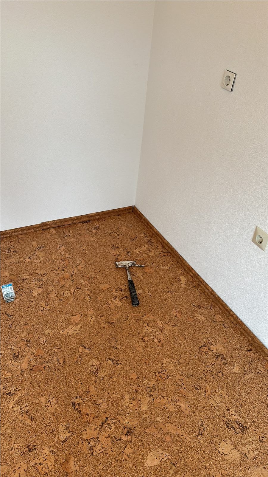Verlegter Korkboden mit fertigen Sockelleisten